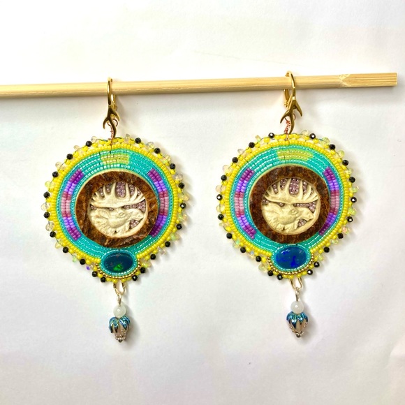 Beaded Beadwork Carved Antler Moose and Black/Ethiopian Opal Drop Earrings - Picture 4 of 10